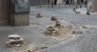Kaldırımdaki taş dubaların ilginç görüntüsü