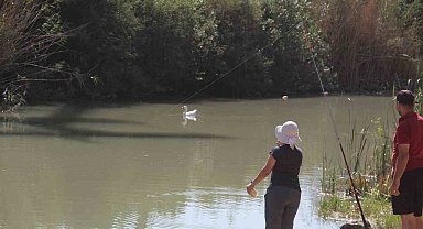 Kamışlık alanda mahsur kalan yaralı ördek, itfaiyeyi alarma geçirdi