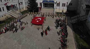 Kamuflaj giyen minikler JÖH Komutanlığına yürüyüdü