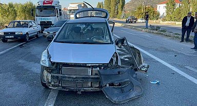 Kamyonet ile otomobilin çarpıştığı kazada 5 kişi yaralandı