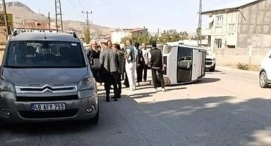 Kamyonete çarpan minibüs yan yattı