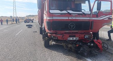 Kamyonla çarpışan traktör ikiye bölündü: 1 yaralı