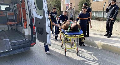 Kamyonlardan dökülen çamur nedeniyle aynı yerde 5 kaza meydana geldi