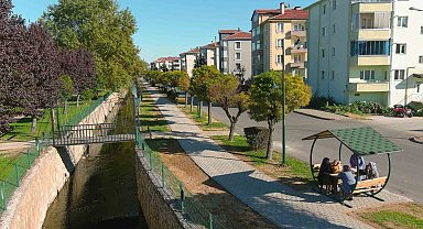 Kanal boyuna yeni yürüyüş yolu ve kamelyalar