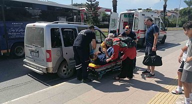 Kanser tedavisi görmeye giderken kaza yaptılar, yola ambulansla devam etti