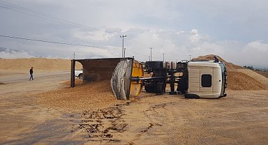 Karabük'te iş makinesi ve hafriyat kamyonu devrildi: 1 yaralı