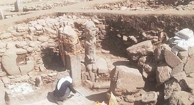 Karahantepe'de insan heykeli bulundu