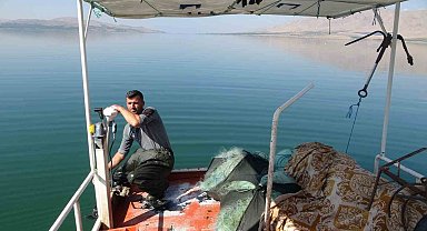 Karakaya Barajı balıkçıların ekmek teknesi oldu