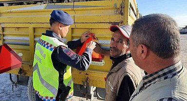 Karapınar'da jandarma trafik traktör römorklarına üçgen reflektör taktı