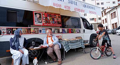 Karavan kitap ile Anadolu'yu geziyorlar