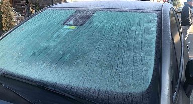 Kars buz kesti, araçların camları dondu