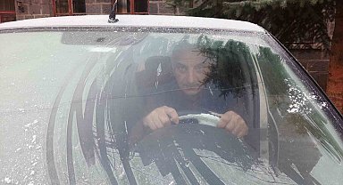 Kars eksi 5 dereceyi gördü, araçların camları buz tuttu