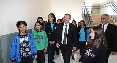 Kars Valisi Polat'ın okul ziyaretleri sürüyor