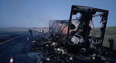 Kars'ta hareket halindeki kamyon yandı