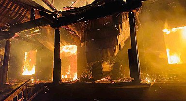 Kars'ta kütük ev alev alev yanıyor