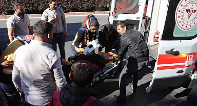 Karşıdan karşıya geçmek isteyen yaşlı kadına otomobil çarptı