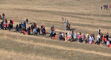 Karslı dağcılar Cumhuriyet'in 100. yılını 2 bin 254 rakımda kutladı