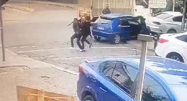 Kartal'da iki kişinin yaralandığı silahlı kavga kamerada