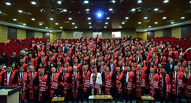 Kastamonu Üniversitesi'nde 356 öğretim üyesi cübbelerini giydi