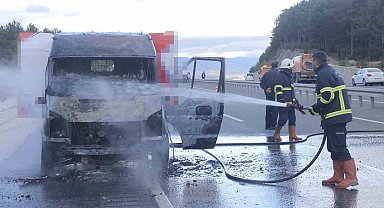 Kastamonu'da seyir halindeki kargo aracı yandı
