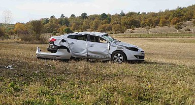 Kastamonu'da yoldan çıkan otomobil, tarlaya yuvarlandı
