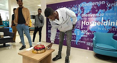 Kaydolan bininci uluslararası öğrenci için pasta kesildi