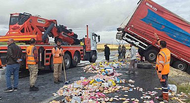 Kaygan yolda tır devrildi: Dorsedeki sabunlar yola saçıldı