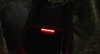 Kayganlaşan yolda otomobil, kontrolden çıkarak şarampole devrildi