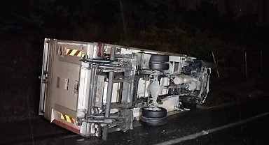 Kayganlaşan yolda virajı alamayan kamyonet devrildi