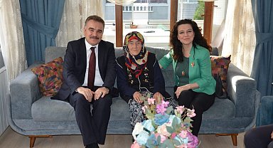 Kaymakam Odabaş, Cumhuriyetin 100. Yılında, yüz yıllık çınarları evlerinde ziyaret etti