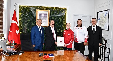 Kaymakam Sağlam, dünya ikincisini ödüllendirildi