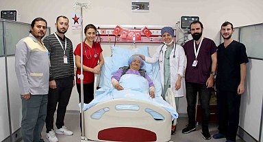 Kayseri Devlet Hastanesinin gururu: Cumhuriyet ile yaşıt teyzeyi taburcu ettiler