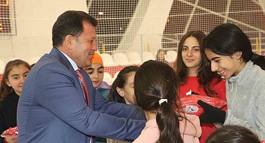 Kayseri Gençlik ve Spor Kulübü Artistik Buz Pateni takımına malzeme dağıtımı yapıldı