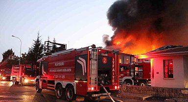 Kayseri'de büyük fabrika yangını: Ekipler alevleri söndürmek için çalışıyor