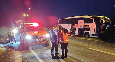 Kayseri'de kontrolden çıkan yolcu otobüsü aydınlatma direğine çarptı: 16 yaralı