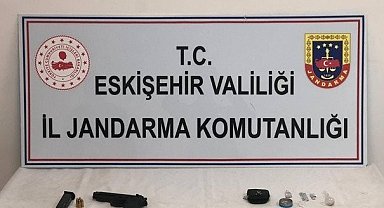 Kaza yapan aracın içinden uyuşturucu madde ve ruhsatsız tabanca çıktı