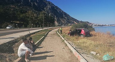 Kaza yapan genç çift sarılarak birbirini teselli etti