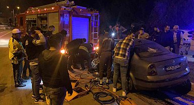 Kaza yapar sürücü sıkıştığı araçtan güçlükle çıkartıldı