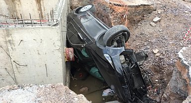 Kaza yapmamak için direksiyonu kırdı, çukura düştü