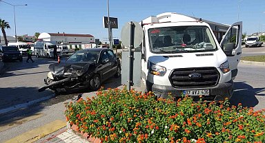 Kazada şoka giren hamile kadın araçtan inip yere yığıldı