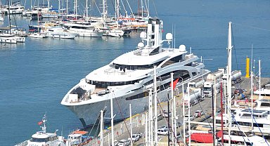 Kazak milyarderin mega yatı Fethiye'ye geldi