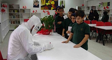 Kedi kılığına girdi, kitabını imzaladı