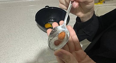 Kek yapmak isterken şoke oldu: Marketten aldığı yumurtadan civciv embriyosu çıktı