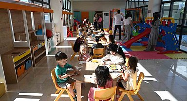 Kemer'de minikler sokak hayvanlarıyla buluştu