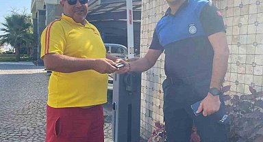 Kemer'de zabıta kayıp cüzdanı sahibine teslim etti