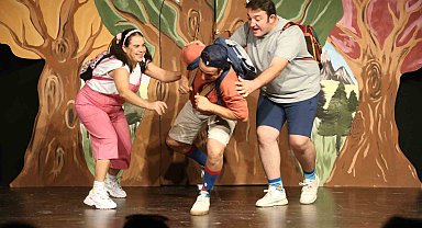 Kent tiyatrosu, minikler tarafından zevkle izlenildi