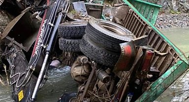 Kepçe taşıyan kamyon 100 metreden dereye devrildi: 1 ölü