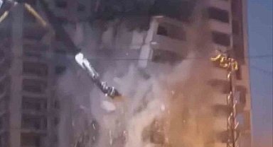 Kepçenin darbesiyle binanın yarısı yıkıldı, yarısı ayakta kaldı