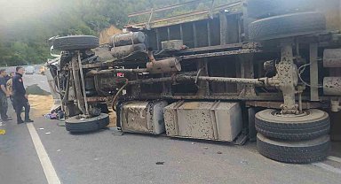 Kepek yüklü kamyon yola devrildi: 2 yaralı