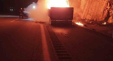 Kereste yüklü tır yandı